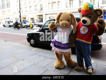 E Pawlette Bearemy Il Hamley di costruire-un-Bear Workshop Grand Opening su Regent Street a Londra, Inghilterra - 14.06.12 Foto Stock