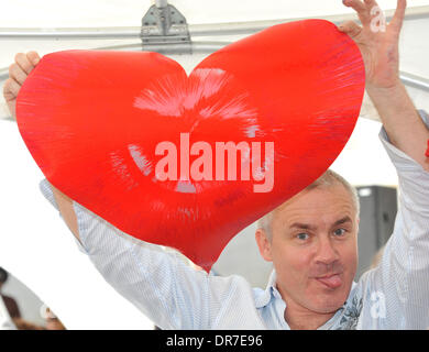 Damien Hirst Covent Garden di Londra ospita un Tate Modern Art Project con Damien Hirst supervisione locale scuola i bambini nella creazione di una pittura di spin di Londra - Inghilterra - 14.06.12 con: Damien Hirst dove: Londra, Regno Unito quando: 14 Giu 2012 Foto Stock