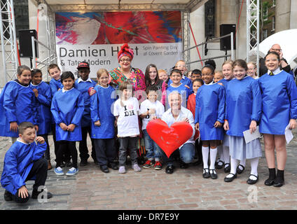 Damien Hirst e Camilla Batmanghelidjh supervisionare i ragazzi della scuola media locale per creare un dipinto di spin a Covent Garden. Londra, Inghilterra - 14.06.12 Foto Stock