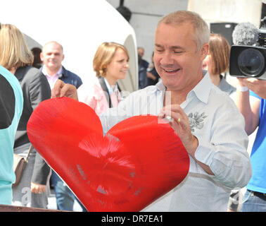 Damien Hirst supervisionare i ragazzi della scuola media locale per creare un dipinto di spin a Covent Garden. Londra, Inghilterra - 14.06.12 Foto Stock