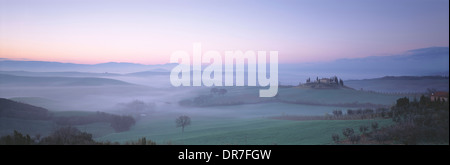 L'Italia. Toscana. Early Morning mist oltre il paesaggio panoramico. Foto Stock