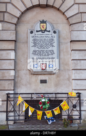 Città di Londra, West Smithfield Il William Wallace memorial sulla parete di San Bartolomeo del Ospedale Foto Stock