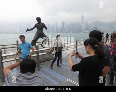 Visitatori posano con un Bruce Lee la scultura al Victoria Harbour situato tra l'Isola di Hong Kong e la Penisola di Kowloon a Hong Kong, Cina, 29 aprile 2013. Foto: Peter Jaehnel - NESSUN SERVIZIO DI FILO Foto Stock