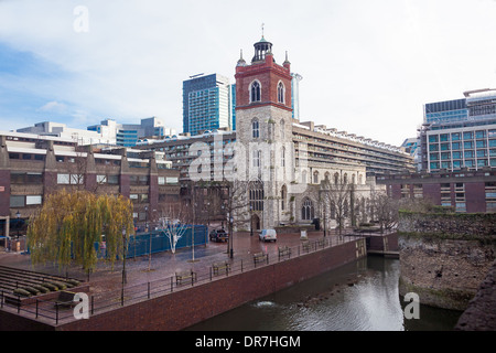 Città di Londra la chiesa di St Giles-senza-Cripplegate nel complesso Barbican Foto Stock