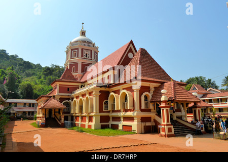 Shri Shantadurga,famoso tempio indù in Ponda, Goa, India con un mix di piatti Indiani ed architettura Portoghese Foto Stock