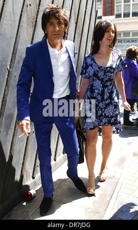 Ronnie Wood e Sally Humphries negozianti sfilata per celebrare il British Fashion Council inaugurale del menswear vetrina - Topman Design London, England - 15.06.12 Foto Stock