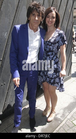 Ronnie Wood e Sally Humphries negozianti sfilata per celebrare il British Fashion Council inaugurale del menswear vetrina - Topman Design London, England - 15.06.12 Foto Stock