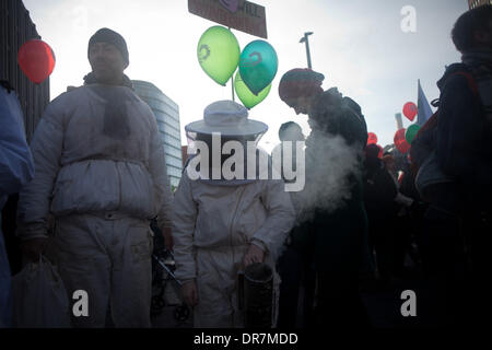 Berlino, Germania. 18 gennaio, 2014. Manifestanti tenere banner su una manifestazione di protesta per il 18 gennaio 2014 a Berlino, Germania. Diverse migliaia di manifestanti hanno partecipato al mese di marzo in segno di protesta contro organismi geneticamente modificati in agricoltura relativi alla Settimana verde di Berlino. Il 18 gennaio 2014. © Odeta Catana/NurPhoto/ZUMAPRESS.com/Alamy Live News Foto Stock