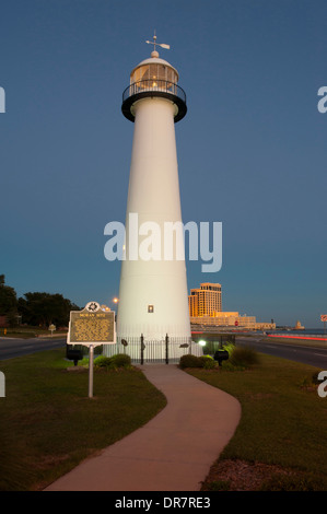 Stati Uniti Mississippi MS Biloxi Lighthouse al crepuscolo e faro di notte sulle rive del Golfo del Messico Foto Stock