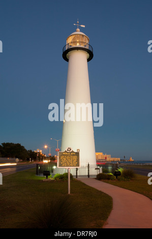 Stati Uniti Mississippi MS Biloxi Lighthouse al crepuscolo e faro di notte sulle rive del Golfo del Messico Foto Stock