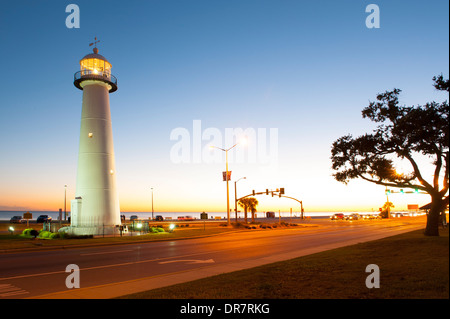 Stati Uniti Mississippi MS Biloxi Lighthouse al crepuscolo e faro di notte sulle rive del Golfo del Messico Foto Stock