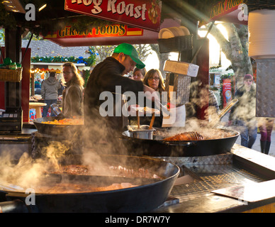 South Bank mercato tedesco di Natale al fresco takeaway cibo stallo e visitatori Londra UK Foto Stock