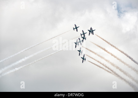 I militari italiani Aerobatic Team Display Il Frecce Tricolori trailing sentieri di fumo eseguire adaring cross over al RIAT Foto Stock