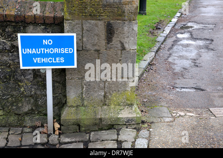 Maidstone Kent, Inghilterra, Regno Unito. Segno per l'ingresso agli Arcivescovi' Palace - Accesso ai veicoli non autorizzati Foto Stock