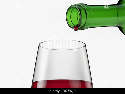 Il vino rosso di vetro con last drop versando dalla bottiglia Foto Stock