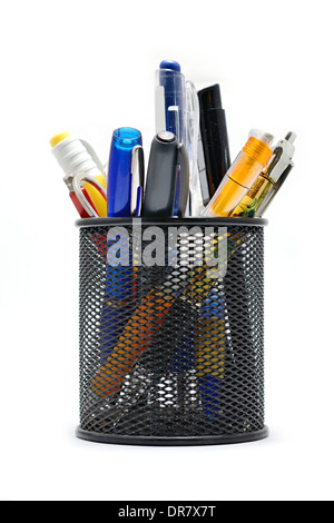 Ufficio nero pot con matite e penne su uno sfondo bianco. Foto Stock