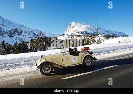 Vintage auto da rally, WinterRAID 2013 MG TD, costruita nel 1952, Ofen Pass, Zernez, Grigioni, Svizzera Foto Stock