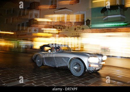 Vintage auto da rally, WinterRAID 2013, Austin Healey 3000 MK III, costruito nel 1966, il centro storico della città di Kitzbühel, Tirolo, Austria Foto Stock