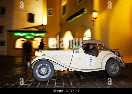 Vintage auto da rally, WinterRAID 2013 MG TD, costruito nel 1952, il centro storico della città di Kitzbühel, Tirolo, Austria, Europa Foto Stock