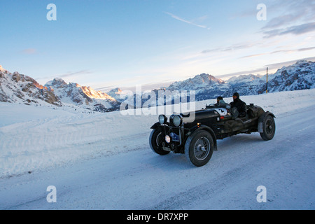 Vintage auto da rally, WinterRAID 2013, Lagonda M35 Le Mans Rapide, costruito nel 1934, il Passo di Passo Giau, Belluno, Italia, Europa Foto Stock