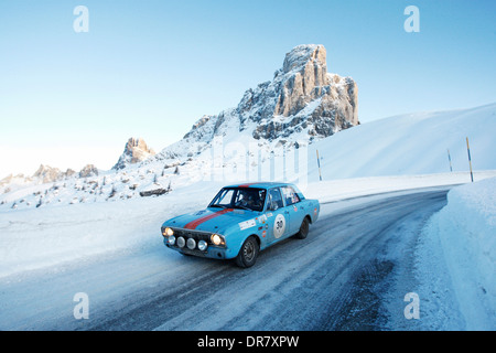 Vintage auto da rally, WinterRAID 2013, Ford Cortina Lotus MK II, costruito nel 1968, il Passo di Passo Giau, Belluno, Italia, Europa Foto Stock