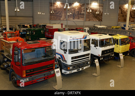 Sala espositiva con DAF Trucks e semirimorchi, DAF Museum, Eindhoven, Brabante Settentrionale, Paesi Bassi Foto Stock