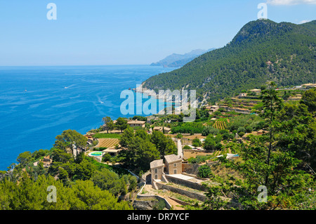 Case e terrazze nel villaggio di Banyalbufar, Sierra de Tramuntana, Maiorca, isole Baleari, Mediterraneo, Spagna Foto Stock