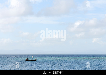 I pescatori in una piroga, San Blas arcipelago, Mar dei Caraibi, Panama Foto Stock