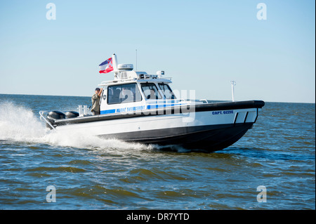 Stati Uniti d'America dipartimento di Risorse Naturali legge imbarcazione di pattuglia il Golfo del Messico costa del Mississippi Foto Stock