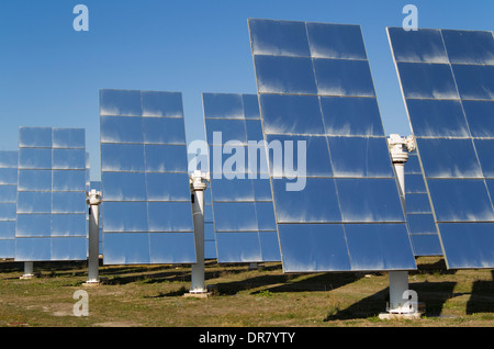 Righe di pannelli solari, cosiddetto heliostats, la generazione di energia a energia solare campo nel deserto Tabernas, Provincia Almería Foto Stock