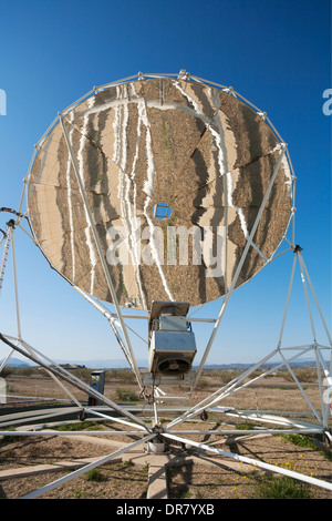 Riflessioni a specchio di un cosiddetto piatto di Stirling mentre è impostato per generare energia a energia solare campo nel Foto Stock