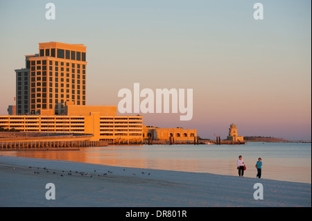 Stati Uniti Mississippi MS Biloxi spiaggia al tramonto sul Golfo del Messico due donne a piedi Beau Rivage Hotel Resort Casino Foto Stock