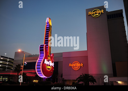 Stati Uniti Mississippi MS Biloxi Gulf Coast Hard Rock Hotel e Casino al tramonto con la chitarra al neon Foto Stock