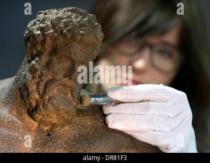 Noi American intern Westrey pagina pulisce la ghisa dei Greci Antichi la figura di Ercole Farnese dal XIX secolo nel laboratorio di restauro del Museo di grassi a Leipzig, Germania, 21 gennaio 2014. Oggi il museo ha fatto il bilancio dell anno passato 2013 e ha offerto un'anteprima dei punti salienti del 2014. Foto: Peter Endig/dpa Foto Stock