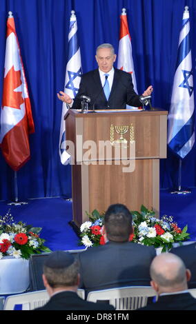 Gerusalemme. Xxi gen, 2014. Il Primo Ministro israeliano Benjamin Netanyahu partecipa a una conferenza stampa congiunta con il suo omologo canadese Stephen Harper all'ufficio del Primo Ministro a Gerusalemme, a gennaio 21, 2014. Harper su lunedì ha riaffermato il suo paese a sostenere per Israele, per il supporto di una soluzione di due stati per il conflitto israelo-palestinese. Harper è su una quattro giorni di visita per lo Stato ebraico con una folta delegazione di ministri e dirigenti aziendali. Credito: Li Rui/Xinhua/Alamy Live News Foto Stock