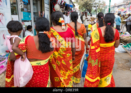 Donna che indossa sari colorati in una strada del mercato di Mysore, India. Foto Stock