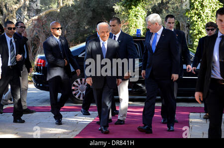 Gerusalemme. Xxi gen, 2014. Il presidente israeliano Shimon Peres anteriore (L) e il Primo Ministro canadese Stephen Harper (anteriore R) camminare sul tappeto rosso nella residenza del Presidente a Gerusalemme, a gennaio 21, 2014. Credito: piscina/Debbie Hill/Xinhua/Alamy Live News Foto Stock