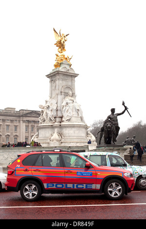 La polizia di Londra sulla BMW di SUV di fronte a Buckingham Palace, REGNO UNITO Foto Stock