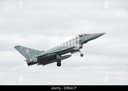 British Royal Air Force Eurofighter FGR4 Typhoon multi role fighter jet decolla da Fairford a prendere parte al 2013 RIAT Foto Stock