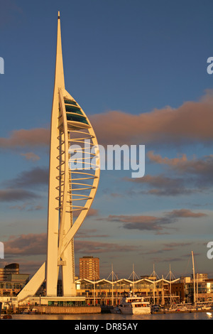 Portsmouth Spinnaker Tower e Gunwharf Quays - lo skyline di Portsmouth risplende alla luce del sole serale al tramonto a gennaio a Portsmouth, Hampshire UK Foto Stock