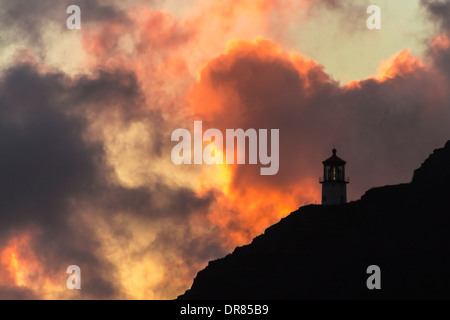 Colorato nuvoloso sunrise in Makapuu faro su Oahu, Hawaii Foto Stock