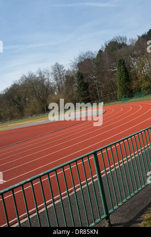 Traccia vuota in un Athletics Stadium in Inghilterra. Foto Stock