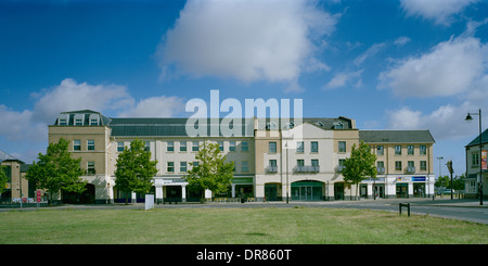 Fila di negozi in Great Cambourne Cambridgeshire Foto Stock