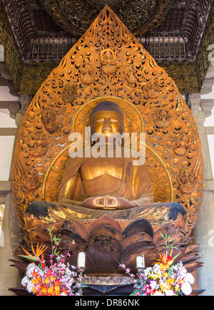 Amida, un intaglio di Buddha diciotto metri di altezza e ricoperto in foglia oro al tempio Byodo-In nella Valle dei Templi Foto Stock