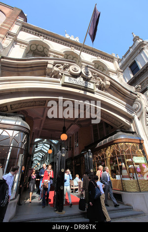 Regno Unito central London piccadilly entrata a Burlington Arcade Foto Stock