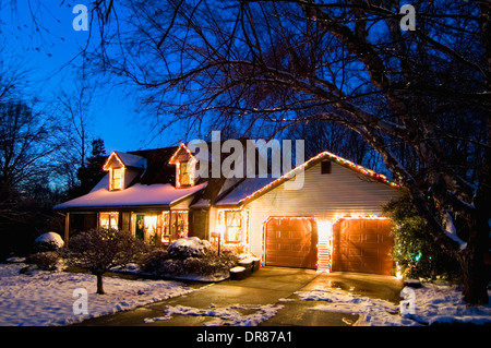 Home decorato per il Natale al crepuscolo Foto Stock