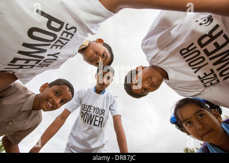 Bambini indossare il WWF cogliere il vostro potere T shirt, una campagna per promuovere le fonti di energia rinnovabili, Bangalore, India. Foto Stock