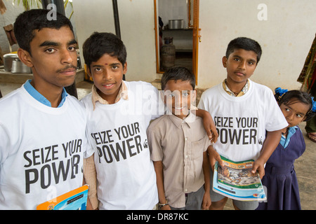 Bambini indossare il WWF cogliere il vostro potere T shirt, una campagna per promuovere le fonti di energia rinnovabili, Bangalore, India. Foto Stock