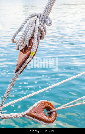 Deadeyes in legno con fune su una imbarcazione a vela Foto Stock