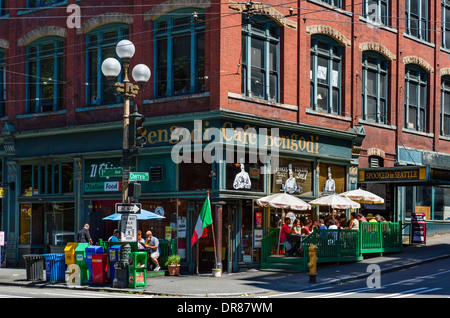 Cafe all'angolo di 1° Avenue e Cherry Street nel centro di Seattle, Washington, Stati Uniti d'America Foto Stock